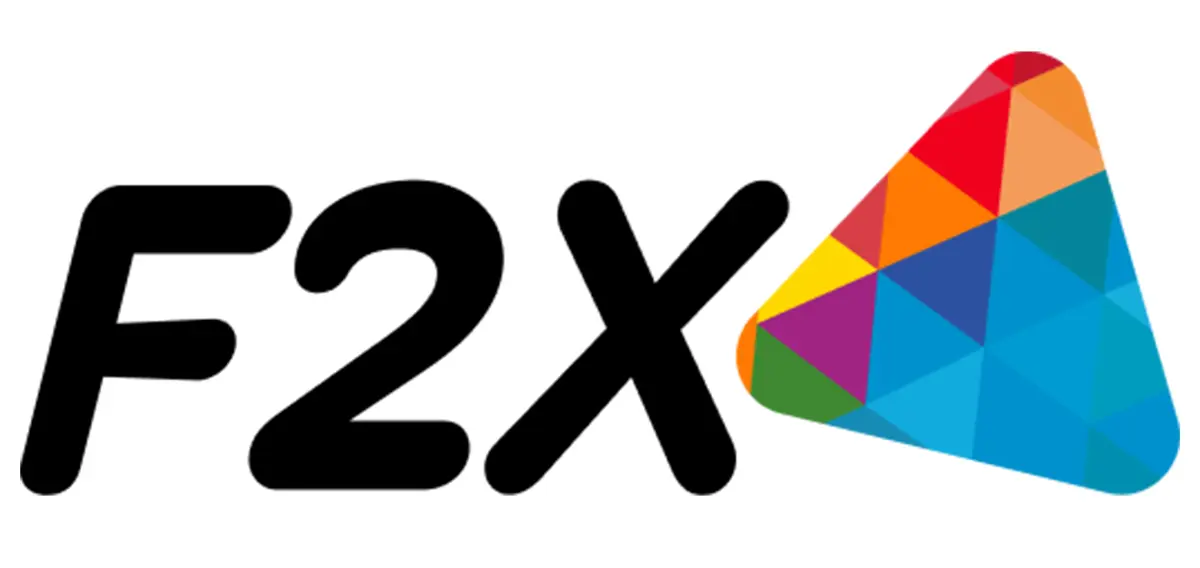 Das F2X-Logo, bestehend aus den schwarzen Buchstaben 'F2X' und einem farbenfrohen Dreieck aus geometrischen Formen, steht für innovative Logistikdienstleistungen von Hermes Fulfilment, insbesondere im Bereich Lagerhaltung und Abwicklung von Retouren durch fortschrittliche Technologie und KI-gestützte Lösungen.